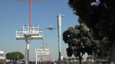Jet uçağı iniş için Los Angeles 'a yaklaşıyor.