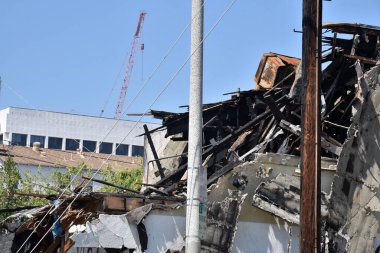 Şehirdeki yanan bir ofis binasının kalıntıları.