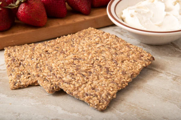 Galletas Pan Crujiente Sin Gluten Con Queso Crema Fresas Frescas — Foto de Stock