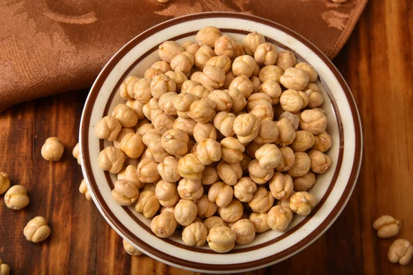 Een Kom Geroosterde Gedroogde Kikkererwten Garbanzo Bonen Een Houten Tafel — Stockfoto