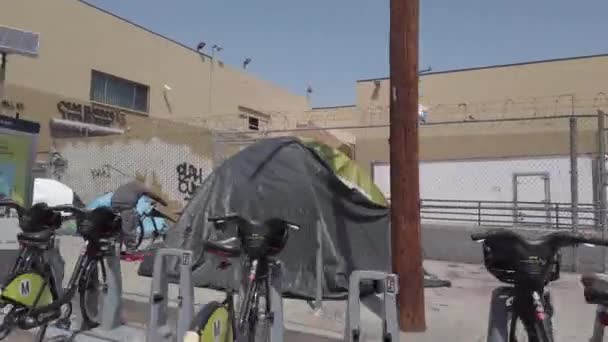 Los Angeles Usa April 2021 Electric Vehicle Charging Stations Homeless — Stock Video