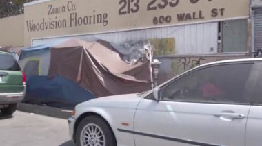 Los Angeles, CA USA - April109, 2021: Los Angeles şehir merkezindeki Skid Row bölgesinde evsiz çadırları çizgisi kaldırımları