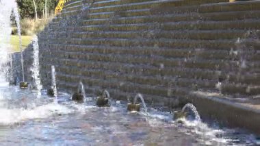 Halka açık bir meydanda güzel bir çeşme