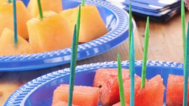 Piknik tabağında karpuz ve kavun küpleri