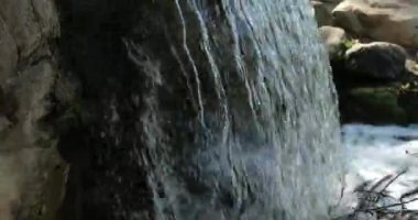 Nehrin aşağısındaki bir şelaleye yakın. 