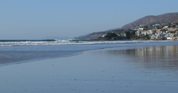 Ondas Rolando Através Uma Praia Areia Malibu Califórnia — Vídeo de Stock