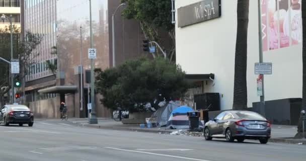 Los Angeles Usa December 2020 Homeless Tents Trash Trowalk Busy — стоковое видео