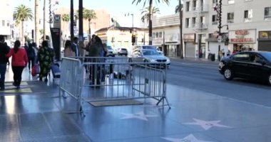 Hollywood, CA USA - 7 Ocak 2021: Barikatlar, Hollywood Şöhret Yolu 'ndaki Donald Trump yıldızını defalarca tahrip edildikten sonra çevreledi.