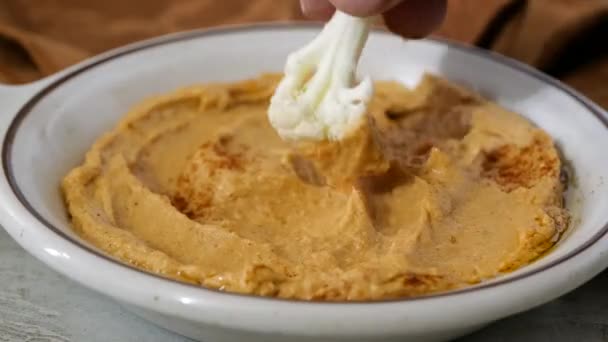 Mergulhando Uma Flor Couve Flor Fresca Uma Tigela Hummus Caseiro — Vídeo de Stock