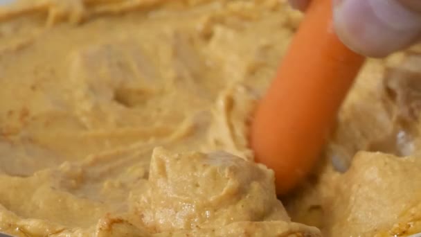 Doppa Färsk Morot Skål Med Färsk Hemlagad Hummus Slow Motion — Stockvideo