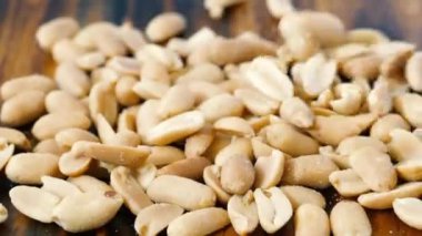 Fıstıklar tahta kesme tahtasının üzerine düşüyor.