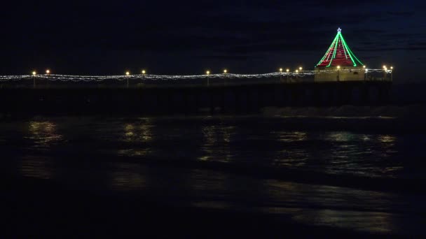 Les Lumières Noël Sur Jetée Manhattan Beach Reflètent Dans Océan — Video