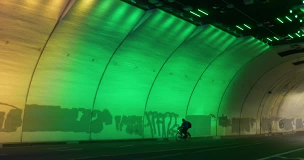 2021年5月19日 美国加利福尼亚州洛杉矶 自行车通过第二街隧道 夜间被五彩缤纷的Led灯照亮 — 图库视频影像