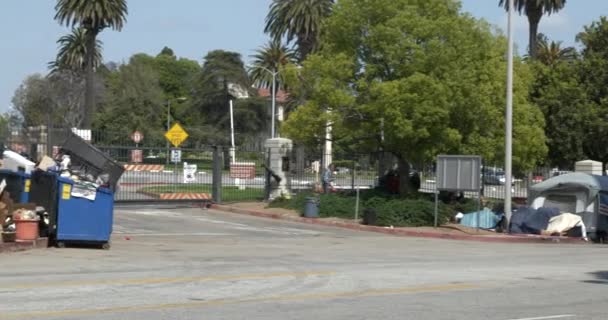 2021年5月30日 美国加利福尼亚州洛杉矶 洛杉矶退伍军人管理局入口周围有一些无家可归的帐篷和垃圾 — 图库视频影像