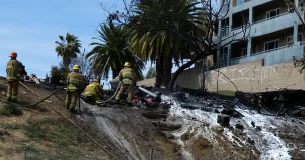 Los Angeles Usa Marca 2021 Strażacy Opryskujący Wodą Płonące Szczątki — Wideo stockowe