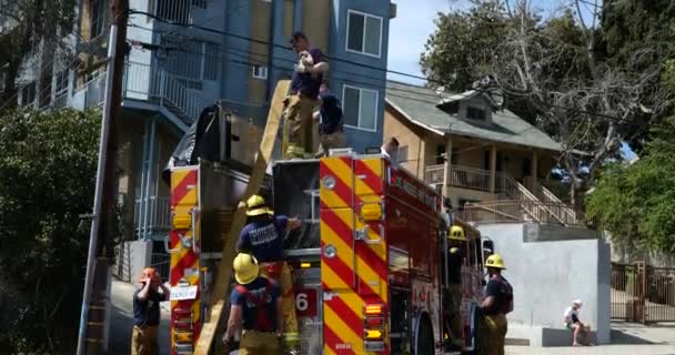 Los Angeles Usa March 2021 Fireman Loading Fire Truck Putting — Stock Video