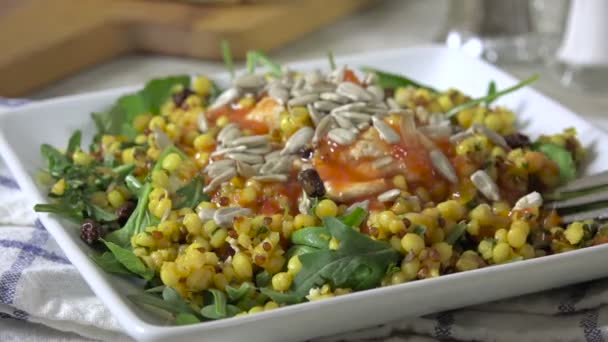 Mengambil Garpu Salad Couscous Arugula Dengan Biji Bunga Matahari Dan — Stok Video