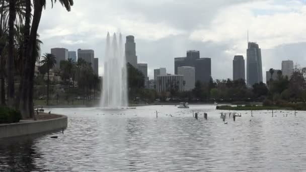 Sentrum Los Angeles Skyline Sett Fra Innsjøen Ved Echo Park – stockvideo