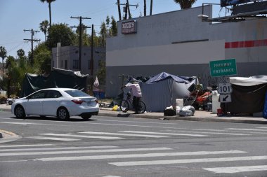 Los Angeles, CA USA - 30 Haziran 2021: Los Angeles 'taki Hollywood Otoyolu' nun girişindeki evsiz kampı