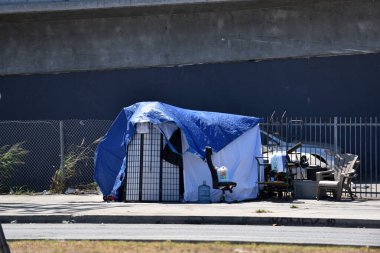 Los Angeles, CA USA - 30 Haziran 2021: Venice Bulvarı 'ndaki kaldırımda evsiz insanların çadırı