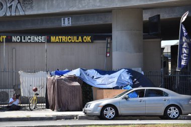 Los Angeles, CA USA - 30 Haziran 2021: Venedik Bulvarı 'ndaki otoyolun altındaki evsiz adam ve çadır