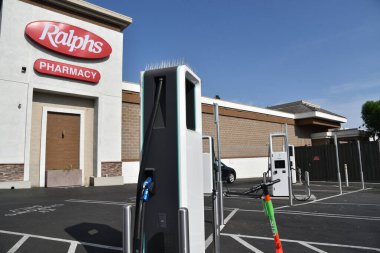 Los Angeles, CA USA - 21 Temmuz 2021: Ralphs Market otoparkındaki elektrikli araç şarj istasyonları