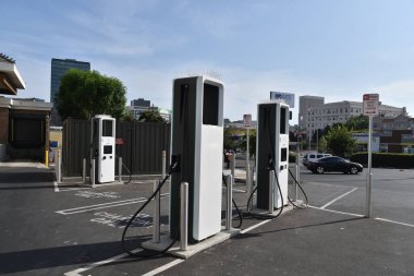 Los Angeles, CA USA - 21 Temmuz 2021: Ralphs Market otoparkındaki elektrikli araç şarj istasyonları