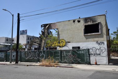 Los Angeles, CA USA - 26 Mayıs 2020: Yanan bir ticari bina dağılıyor