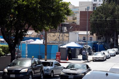 Los Angeles, CA USA - 27 Mayıs 2021: Doğu Hollywood 'daki bir otoparkta evsizler kampında çitlerle çevrili bir çadır
