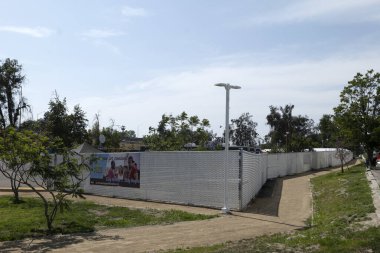 Kuzey Hollywood, CA USA - 28 Mayıs 2021: Evsizler için Alexandria Park Tiny Home Village 