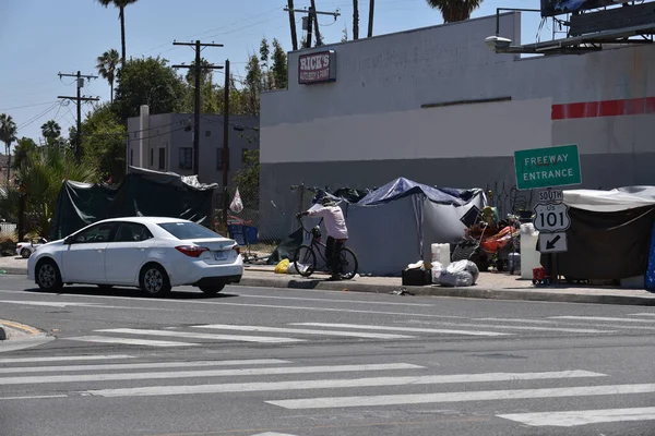Los Angeles, CA USA - 30 Haziran 2021: Los Angeles 'taki Hollywood Otoyolu' nun girişindeki evsiz kampı