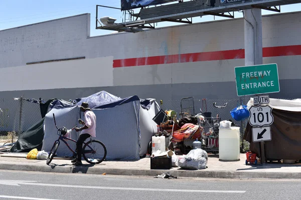 Los Angeles Usa Junho 2021 Homeless Man Bicycle Encampment Entrance — Fotografia de Stock