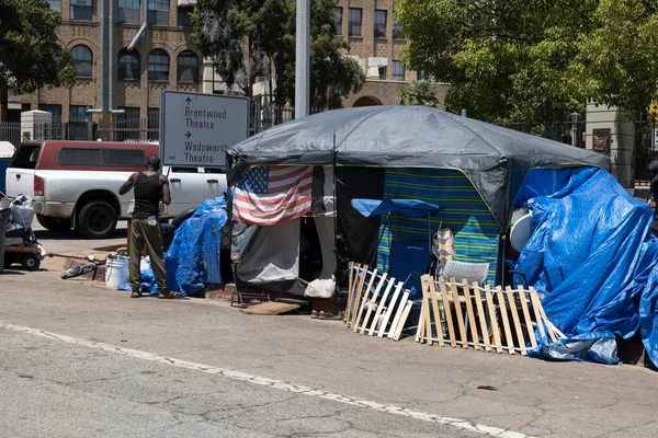 Los Angeles, CA USA - Julyl 3, 2021: Gazi Hastanesi 'nin dışındaki çadırda yaşayan evsiz emekli asker