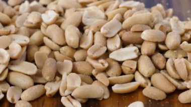 Tahta kesme tahtasındaki taze fıstık yığınının kaygan görüntüsü.