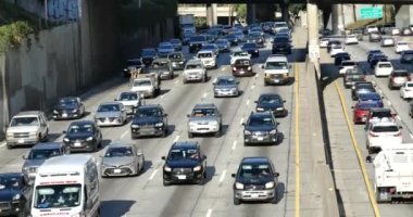 Los Angeles 'ta bir otoyol altgeçidinden geçen trafik.