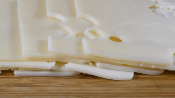 Schieber Schoss Auf Schneidebrett Über Scheiben Von Schweizer Käse — Stockvideo