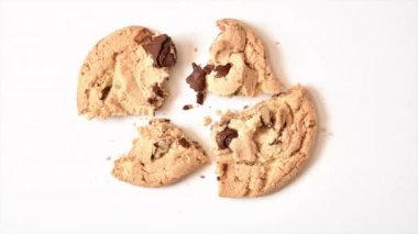 Kurabiyenin parçalara ayrılıp yok oluşunun hareketli animasyonunu durdurun.