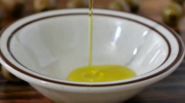 Ekstra saf zeytinyağını küçük bir kaseye döküyorum.