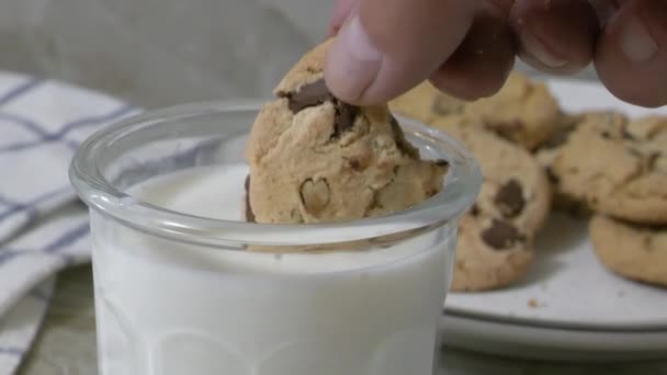 Dunking Pedazo Una Galleta Chocolate Vaso Leche Cámara Lenta — Vídeos de Stock