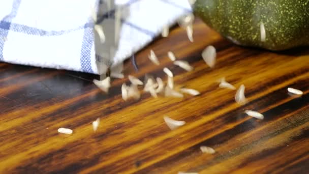 Nalít Směs Hnědého Jasmínu Divoké Rýže Dřevěnou Řezací Desku — Stock video
