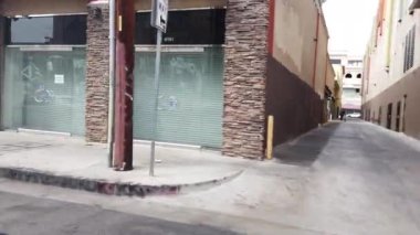 Los Angeles, CA USA - 1 Nisan 2021: Los Angeles Moda Bölgesi 'nde uzun süre kapalı kalan işletmeler uzun süre kilitlendikten sonra tekrar açılmadı