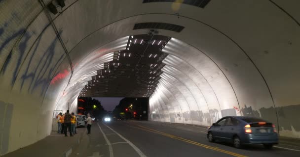 Los Angeles Usa Kwietnia 2021 Załogi Pracujące Tunelu Los Angeles — Wideo stockowe
