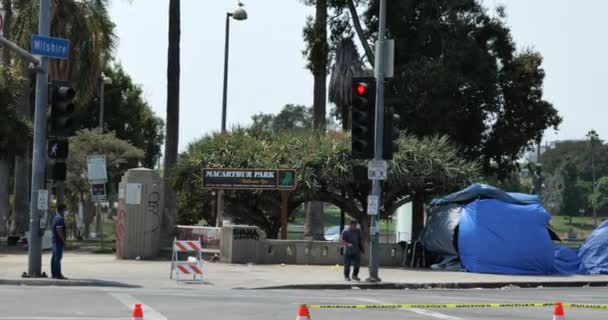 Los Angeles Usa June 2021 Homeless Tents Surround Entrance Macarthur — Stock Video