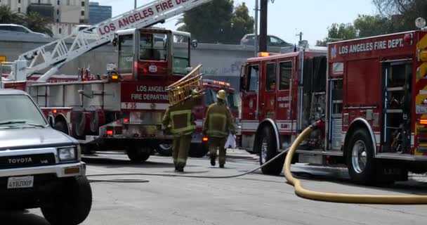 Los Angeles Usa 2021 Március Tűzoltó Létrát Cipel Egy Tűzoltóautó — Stock videók