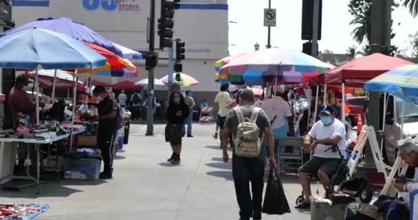 ロサンゼルス Usa 2021年6月13日 ベンダーは ロサンゼルスのウェストレイク地区の歩道を群衆 — ストック動画