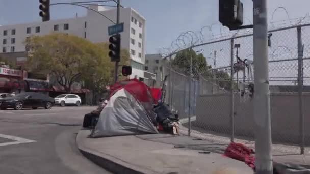 Los Angeles Usa Abril 2021 Homem Afro Americano Uma Cadeira — Vídeo de Stock