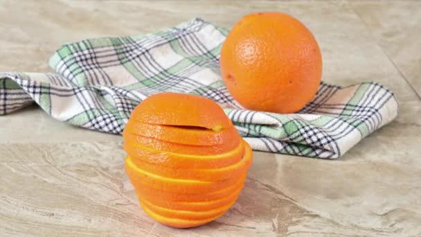 切碎的橙子消失在厨房柜台上停止运动动画 — 图库视频影像