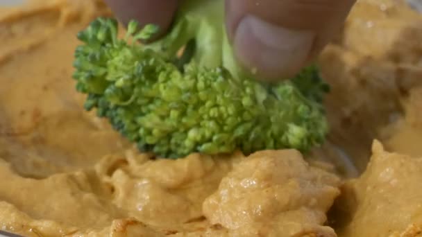 Doppa Fräsch Ekologisk Broccoli Floret Skål Hummus Super Slow Motion — Stockvideo