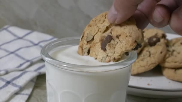 Βουτώντας Ένα Κομμάτι Μπισκότου Σοκολάτας Ένα Ποτήρι Γάλα Αργή Κίνηση — Αρχείο Βίντεο