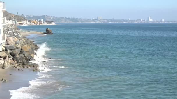 Malibu California Kayalık Bir Kıyı Şeridine Vuran Dalgalar — Stok video